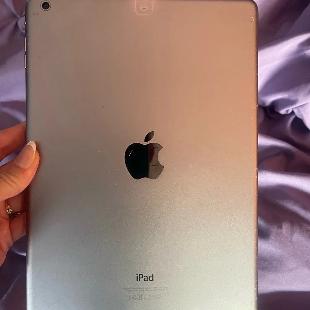 Apple iPad Air 1st Generation 16GB in Space Gray - Picture 4 of 6